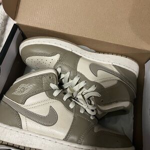 Air Jordan 1 Mid BG Sneakers